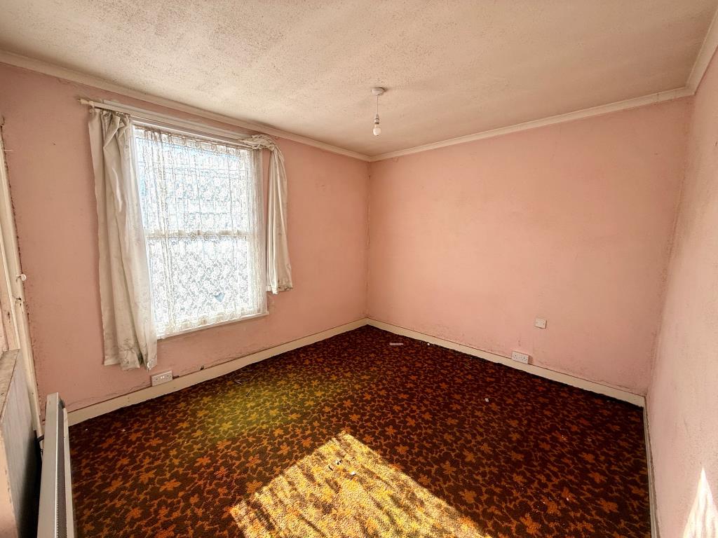 Lot: 156 - THREE-BEDROOM TERRACE HOUSE FOR IMPROVEMENT - Bedroom one